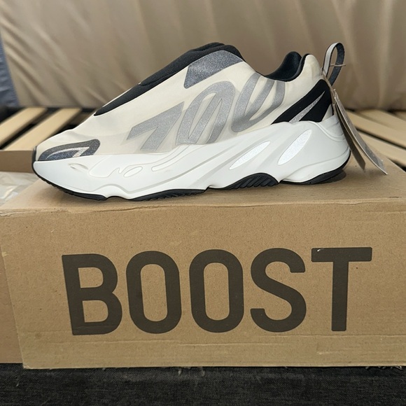 AUTHENTIC YEEZY MNVN 700, MENS 7.5. WMNS 8/8.5 NWT - Picture 1 of 15